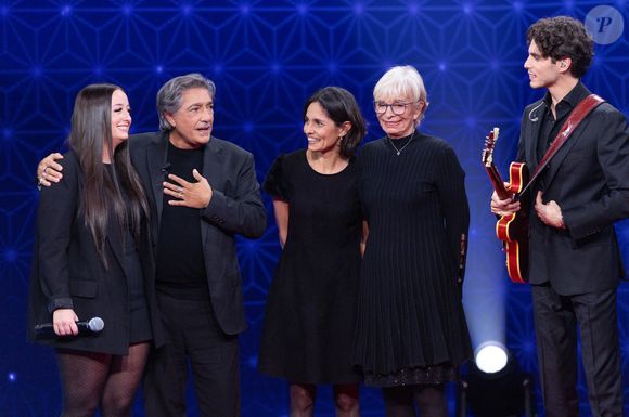 Exclusif - Monique (Femme de Frédéric François), Matteo (Petit fils de Frédéric François), Frédéric François, Gloria (Fille de Frédéric François), Nina (Petite fille de Frédéric François) pour les surprises de l'enregistrement de l'émission "La Boîte à secrets", présentée par F.Bollaert et diffusée le 16 janvier 2026 sur France 3, dans les studios du Lendit à Saint-Denis, France, le 16 décembre 2025. © Cyril Moreau/Bestimage