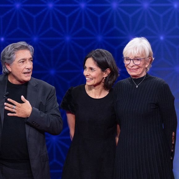 Exclusif - Monique (Femme de Frédéric François), Matteo (Petit fils de Frédéric François), Frédéric François, Gloria (Fille de Frédéric François), Nina (Petite fille de Frédéric François) pour les surprises de l'enregistrement de l'émission "La Boîte à secrets", présentée par F.Bollaert et diffusée le 16 janvier 2026 sur France 3, dans les studios du Lendit à Saint-Denis, France, le 16 décembre 2025. © Cyril Moreau/Bestimage