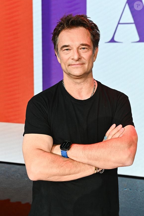 Il est le fruit de l'union entre Johnny Hallyday et Sylvie Vartan Exclusif - David Hallyday lors du backstage de l'enregistrement de l'émission "Famille je vous aime" présentée par M. Drucker et qui sera diffusée le 13 juin 2025 sur France 3, aux Studios rive gauche à Paris, France, le 15 avril 2025. © Clovis-Gaffiot/Bestimage
