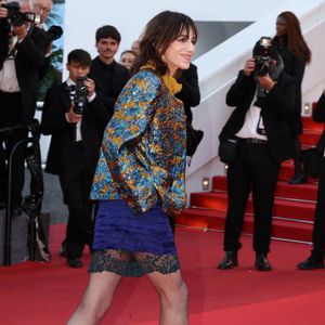 Pour parfaire cette silhouette haute en couleur, Charlotte Gainsbourg avait misé sur une mini-jupe violette bordée de dentelle noire, prouvant qu'elle maîtrise comme personne l'art d'allier le chic et un esprit résolument rock.

Charlotte Gainsbourg - Montée des marches du film " Fjord " lors du 79ème Festival International du Film de Cannes, le 18 mai 2026. 

© Jacovides-Moreau / Bestimage