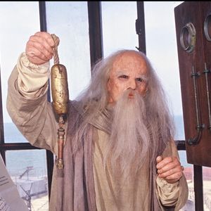 Alors qu’il a choisi de rejoindre M6 pour présenter Le Maillon Faible et qu’il s’apprête à prendre les commandes du jeu Pandore dès le 22 décembre 2025, le présentateur de 58 ans n’a pu retenir quelques larmes lors de sa dernière apparition dans le Fort

Archives : le père Fouras @Bestimage