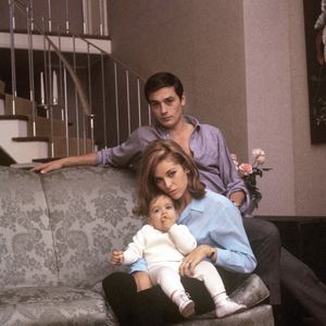 L'acteur français Alain Delon, chez lui à Paris, avec sa femme Nathalie (Francine Canovas) et son fils Anthony Delon. Paris, 1964 - Photo par Gianni Girani/Mondadori Portfolio via ZUMA Press /ABACAPRESS.COM
