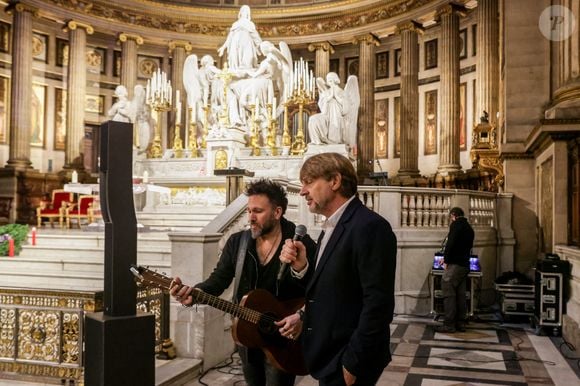 Didier Gustin et son guitariste Elie Gaulin - Le HDC Desperados (moto club Harley Davidson fondé par Johnny Hallyday en 1992) organise une messe en hommage au 7ème anniversaire de la disparition Johnny Hallyday à l'église de la Madeleine à Paris, France, le 5 décembre 2024. © Jack Tribera/Bestimage