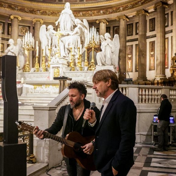 Didier Gustin et son guitariste Elie Gaulin - Le HDC Desperados (moto club Harley Davidson fondé par Johnny Hallyday en 1992) organise une messe en hommage au 7ème anniversaire de la disparition Johnny Hallyday à l'église de la Madeleine à Paris, France, le 5 décembre 2024. © Jack Tribera/Bestimage