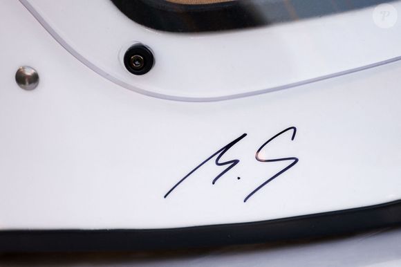 Le casque signé par Michael Schumacher lors du Grand prix de Bahreïn 2025. DPPI / PsnewZ / Bestimage