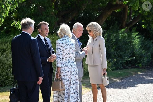 Déambulation d'Emmanuel Macron, président de la République Française, et de la Première dame Brigitte Macron, dans les jardins du château de Windsor avec le roi Charles III d'Angleterre et Camilla Parker Bowles, reine consort, le 9 juillet 2025.  © Jeanne Accorsini / Pool / Bestimage