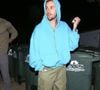 Justin Bieber
Malibu, Californie – Justin Bieber a été aperçu dans un moment de tension à la sortie du Soho House de Malibu, élevant la voix contre des photographes alors qu’il quittait les lieux. Vêtu d’un large sweat à capuche bleu et d’un pantalon cargo vert olive, le chanteur semblait visiblement agité lors de cet échange nocturne.