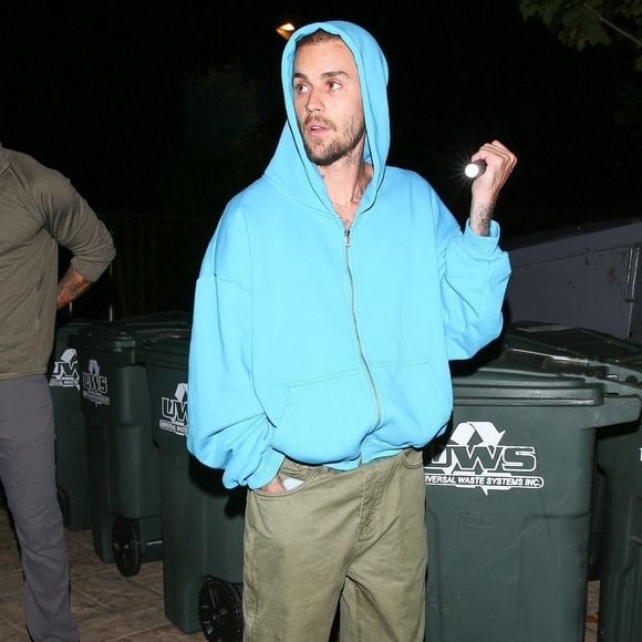 Justin Bieber

Malibu, Californie – Justin Bieber a été aperçu dans un moment de tension à la sortie du Soho House de Malibu, élevant la voix contre des photographes alors qu’il quittait les lieux. Vêtu d’un large sweat à capuche bleu et d’un pantalon cargo vert olive, le chanteur semblait visiblement agité lors de cet échange nocturne.