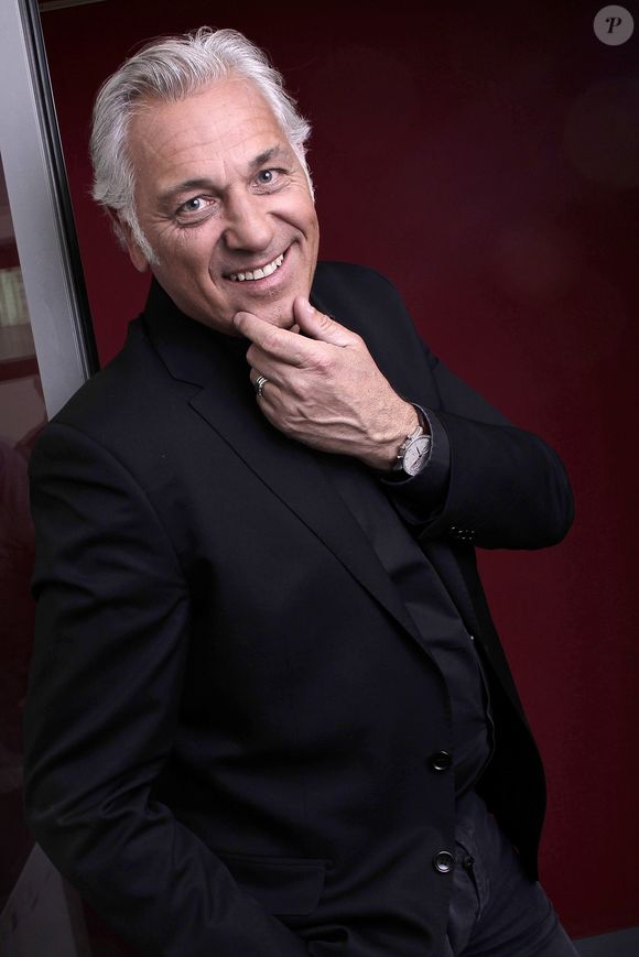 "Mais je n'ai toujours pas réellement bien compris pourquoi ça s'est arrêté avec France Télévisions. Je sais juste que je me suis fait virer comme un malpropre ! Ces gens sont tous sauf des professionnels de la télévision"

Portrait de stephane Thebaut