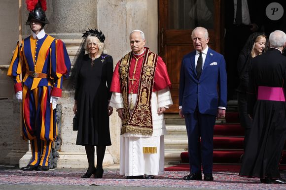 Le roi Charles III d'Angleterre et Camilla Parker Bowles, reine consort d'Angleterre, quittent le pape Léon XIV après avoir assisté au service œcuménique dans la chapelle Sixtine au Vatican, le 23 octobre 2025. Photo par PA Photo/ Bestimage