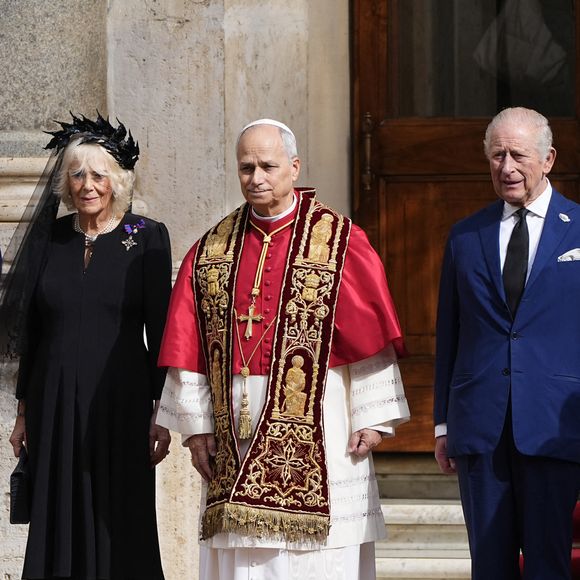 Le roi Charles III d'Angleterre et Camilla Parker Bowles, reine consort d'Angleterre, quittent le pape Léon XIV après avoir assisté au service œcuménique dans la chapelle Sixtine au Vatican, le 23 octobre 2025. Photo par PA Photo/ Bestimage