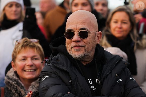 Il y possède une maison et un studio d'enregistrement

Le chanteur français Pascal Obispo participera au Téléthon 2022 au Cap Ferret, dans le sud-ouest de la France, le 03 décembre 2022. Il participera à une marche solidaire et donnera un concert sur la plage en fin de journée. Photo by Thibaud Moritz /ABACAPRESS.COM