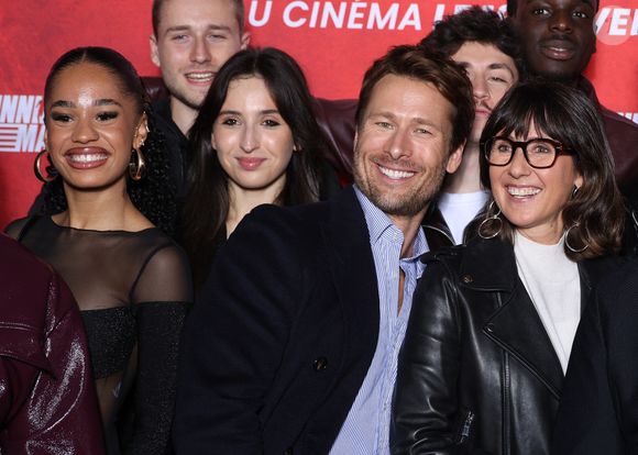 Alexia Laroche-Joubert, Glen Powell et les élèves de la Star Academy 2025 (G-D) Ambre, Léane lors de la première de Running Man au cinéma UGC Ciné Cité Bercy à Paris le 3 novembre 2025. © Denis Guignebourg / Bestimage