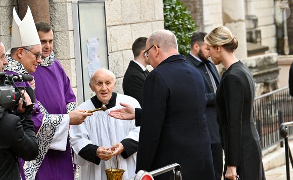 Le prince Albert II de Monaco et la princesse Charlène de Monaco, Monseigneur Dominique-Marie, le père Penzo - Obsèques de Didier Guillaume (ancien ministre de l'Agriculture entre 2018 et 2020 et ancien Ministre d'Etat de Monaco 2024–2025) en la cathédrale Notre-Dame-Immaculée de Monaco le 23 janvier 2025. © Bruno Bebert/Bestimage