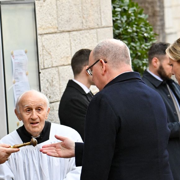 Le prince Albert II de Monaco et la princesse Charlène de Monaco, Monseigneur Dominique-Marie, le père Penzo - Obsèques de Didier Guillaume (ancien ministre de l'Agriculture entre 2018 et 2020 et ancien Ministre d'Etat de Monaco 2024–2025) en la cathédrale Notre-Dame-Immaculée de Monaco le 23 janvier 2025. © Bruno Bebert/Bestimage