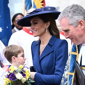 Assorti à Kate Middleton, il arborait lui aussi du bleu pour cette journée symbolique.


Catherine - Princesse de Galles quitte le service annuel de célébration du Jour du Commonwealth à l'Abbaye de Westminster, Londres. Backgrid UK/ Bestimage