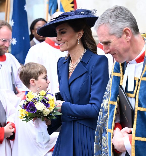 Assorti à Kate Middleton, il arborait lui aussi du bleu pour cette journée symbolique.


Catherine - Princesse de Galles quitte le service annuel de célébration du Jour du Commonwealth à l'Abbaye de Westminster, Londres. Backgrid UK/ Bestimage