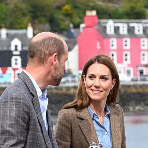 Le prince et la princesse de Galles, connus sous le nom de duc et duchesse de Rothesay lorsqu'ils sont en Écosse, discutent avec un habitant lors d'une visite d'un marché artisanal pour rencontrer certains des fabricants et créateurs de l'île, dans la ville de Tobermory sur l'île de Mull.  29 avril 2025. Photo par Aaron Chown/PA Wire/ABACAPRESS.COM