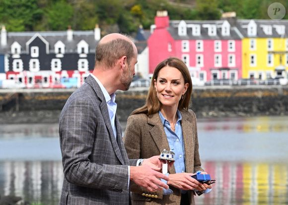 Le prince et la princesse de Galles, connus sous le nom de duc et duchesse de Rothesay lorsqu'ils sont en Écosse, discutent avec un habitant lors d'une visite d'un marché artisanal pour rencontrer certains des fabricants et créateurs de l'île, dans la ville de Tobermory sur l'île de Mull.  29 avril 2025. Photo par Aaron Chown/PA Wire/ABACAPRESS.COM