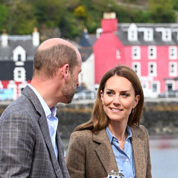 Le prince et la princesse de Galles, connus sous le nom de duc et duchesse de Rothesay lorsqu'ils sont en Écosse, discutent avec un habitant lors d'une visite d'un marché artisanal pour rencontrer certains des fabricants et créateurs de l'île, dans la ville de Tobermory sur l'île de Mull.  29 avril 2025. Photo par Aaron Chown/PA Wire/ABACAPRESS.COM