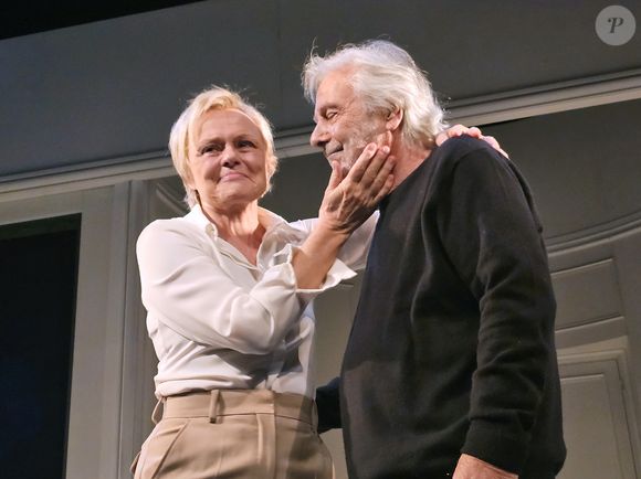 Ils ont eu lieu lors de représentations de la pièce "Lapin" avec Muriel Robin

Exclusif - Muriel Robin et Pierre Arditi saluent le public à la fin de la dernière de la pièce « Lapin » au Théâtre Édouard VII à Paris. Le 6 Janvier 2024. 
© Bertrand Rindoff / Bestimage