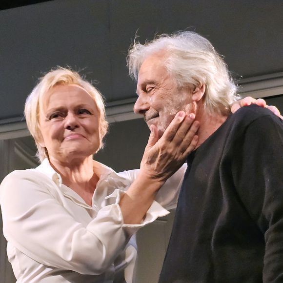 Ils ont eu lieu lors de représentations de la pièce "Lapin" avec Muriel Robin

Exclusif - Muriel Robin et Pierre Arditi saluent le public à la fin de la dernière de la pièce « Lapin » au Théâtre Édouard VII à Paris. Le 6 Janvier 2024. 
© Bertrand Rindoff / Bestimage