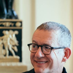 Portrait en gros plan de Dany Boon lors de la réception au ministère de la Culture, Line Renaud a remis à la ministre la lettre par laquelle elle faisait don de ses archives à l'Etat. Certaines pièces ont été exposées dans des vitrines pour l'occasion à Paris, France, le 12 mai 2025. Photo par Alexis Jumeau/ABACAPRESS.COM