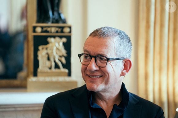Portrait en gros plan de Dany Boon lors de la réception au ministère de la Culture, Line Renaud a remis à la ministre la lettre par laquelle elle faisait don de ses archives à l'Etat. Certaines pièces ont été exposées dans des vitrines pour l'occasion à Paris, France, le 12 mai 2025. Photo par Alexis Jumeau/ABACAPRESS.COM