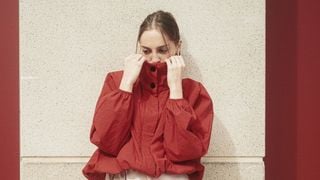 Le coupe-vent devient chic : comment porter la veste la plus surprenante de la rentrée sans commettre de faux pas stylistique ?