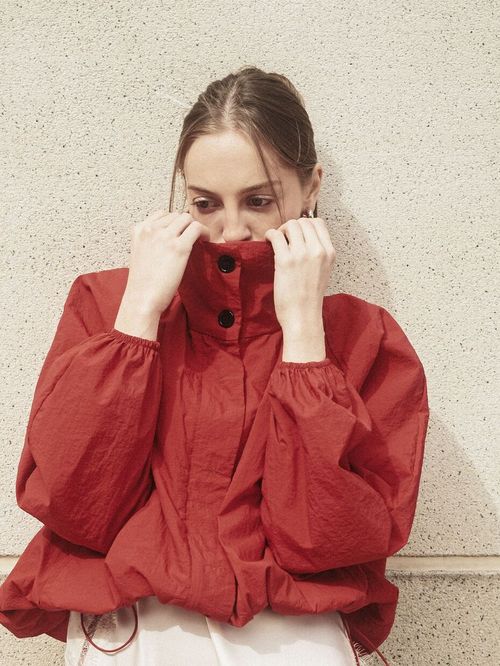 Le coupe-vent devient chic : comment porter la veste la plus surprenante de la rentrée sans commettre de faux pas stylistique ?