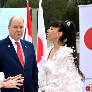Sa présence s’inscrivait dans un contexte diplomatique avec le Japon.

Le Prince Albert II de Monaco, la princesse Charlene de Monaco et la princesse Akiko de Mikasa du Japon, ont célébré les 20 ans de relations diplomatiques entre le Japon et Monaco, sur le parvis du Grimaldi Forum, près du jardin japonais. © Bruno Bebert/Bestimage