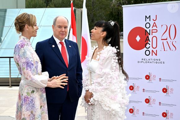 Sa présence s’inscrivait dans un contexte diplomatique avec le Japon.

Le Prince Albert II de Monaco, la princesse Charlene de Monaco et la princesse Akiko de Mikasa du Japon, ont célébré les 20 ans de relations diplomatiques entre le Japon et Monaco, sur le parvis du Grimaldi Forum, près du jardin japonais. © Bruno Bebert/Bestimage