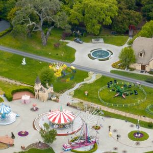 Los Angeles, CA - EXCLUSIF - Le Neverland Ranch de Michael Jackson reprend vie alors que les producteurs d'un nouveau biopic sur la vie et la carrière de la légende controversée de la pop reconstruisent son ancienne maison et son parc d'attractions tristement célèbres.
Sur la photo : Michael Jackson 
Backgrid USA / Bestimage