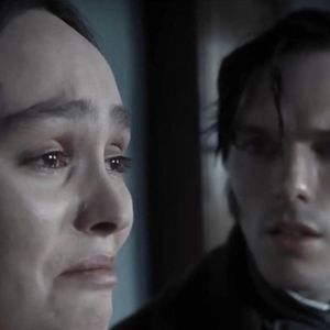 La fille de Vanessa Paradis et Johnny Depp incarne désormais le rôle d’Ellen Hutter dans "Nosferatu", le remake du célèbre film d’horreur réalisé par Robert Eggers...


Bill Skarsgård est un vampire monstrueux qui terrorise Lily-Rose Depp dans la nouvelle bande-annonce glaçante de "Nosferatu". Focus Features a publié une nouvelle bande-annonce du prochain film du réalisateur Robert Eggers.