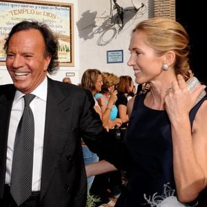 Julio Iglesias arrive avec sa femme Miranda Rijnsburger au mariage de sa nièce Marta Iglesias à Marbella, en 2008.

Photo : Lomena / Enfoque / Abaca