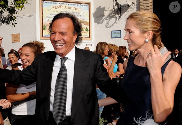 Julio Iglesias arrive avec sa femme Miranda Rijnsburger au mariage de sa nièce Marta Iglesias à Marbella, en 2008.

Photo : Lomena / Enfoque / Abaca