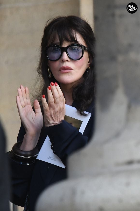 Isabelle Adjani - Personnalités aux obsèques de Jean-Paul Rappeneau en l’église Saint-Sulpice à Paris le 10 septembre 2026 ©Agence/Bestimage