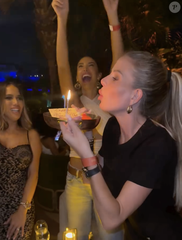 Un clin d'œil à la nouvelle vie de célibataire qui attend la star de l'émission "Les Marseillais".

Capture d'écran de la vidéo Instagram de Jessica Thivenin.