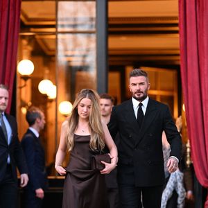 David Beckham et sa fille Harper Seven sortent de l'hôtel La Réserve Paris - Hotel and Spa pour se rendre au défilé de Victoria en marge de la Fashion Week de Paris (PFW), à Paris, France, le 7 mars 2025. © Pierre Perusseau/Bestimage