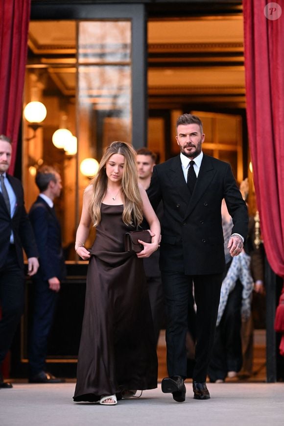 David Beckham et sa fille Harper Seven sortent de l'hôtel La Réserve Paris - Hotel and Spa pour se rendre au défilé de Victoria en marge de la Fashion Week de Paris (PFW), à Paris, France, le 7 mars 2025. © Pierre Perusseau/Bestimage