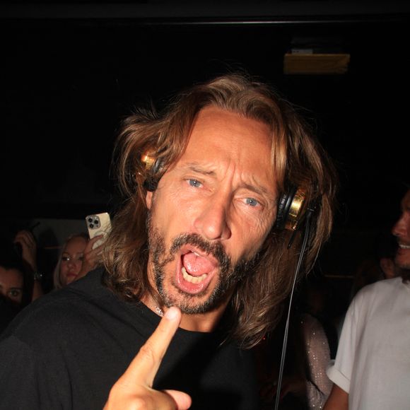 Bob Sinclar s’explique enfin sur sa transformation physique


Bob Sinclar mixe aux platines devant ses enfants lors d'une soirée au VIP Room à Saint-Tropez . © Philippe Baldini/Bestimage
