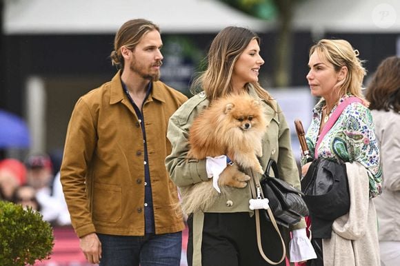 Camille Cerf (Miss France 2015 et Ambassadrice du LGCT-LPEJ 2022), son compagnon Théo Fleury et le chien Romeo - 8ème édition du "Longines Paris Eiffel Jumping" au Champ de Mars à Paris, le 25 juin 2022. © Jean-Baptiste Autissier/Panoramic/Bestimage