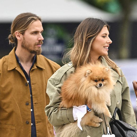 Camille Cerf (Miss France 2015 et Ambassadrice du LGCT-LPEJ 2022), son compagnon Théo Fleury et le chien Romeo - 8ème édition du "Longines Paris Eiffel Jumping" au Champ de Mars à Paris, le 25 juin 2022. © Jean-Baptiste Autissier/Panoramic/Bestimage