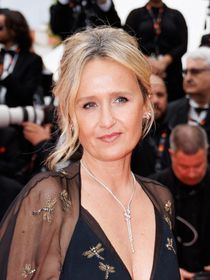 Caroline Roux ravissante en robe noire avec son influent mari, patron de Facebook : le couple très complice au Festival de Cannes