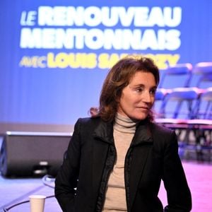 Louis Sarkozy durant son premier meeting de campagne pour les prochaines élections municipales à Menton entouré de ses colistiers, de sa femme Natali, de sa mère Cécilia Attias venu avec son mari Richard Attias au Palais de l'Europe, le 12 mars 2026. © Bruno Bebert / Bestimage