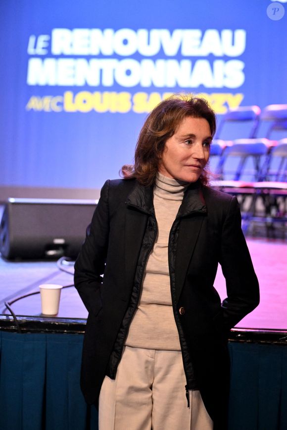 Louis Sarkozy durant son premier meeting de campagne pour les prochaines élections municipales à Menton entouré de ses colistiers, de sa femme Natali, de sa mère Cécilia Attias venu avec son mari Richard Attias au Palais de l'Europe, le 12 mars 2026. © Bruno Bebert / Bestimage
