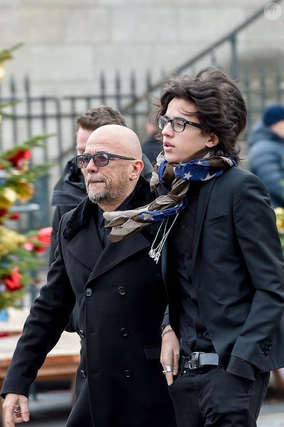 Pascal Obispo et son fils Sean - Sortie de l'église de la Madeleine après les obsèques de Johnny Hallyday à Paris, le 9 décembre 2017. © Coadic Guirec/Bestimage