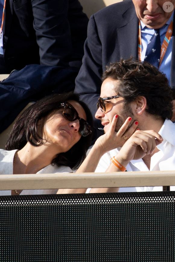 Florence Foresti et son compagnon Alexandre Kominek - People dans les tribunes lors des Internationaux de France de Tennis de Roland Garros 2022 à Paris le 29 mai 2022. © Cyril Moreau/Bestimage