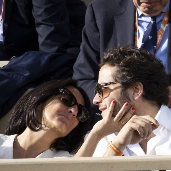 Florence Foresti et son compagnon Alexandre Kominek - People dans les tribunes lors des Internationaux de France de Tennis de Roland Garros 2022 à Paris le 29 mai 2022. © Cyril Moreau/Bestimage