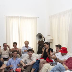 Bien au contraire, avec le reste de l'équipe de sa pièce, l'acteur passe du bon temps sous le soleil tropézien!

Exclusif - Arthur Toullet, Ethan Oliel, Helie Thonnat, joseph hartmann, Max Huriguen, Maxence Seva, Maxime Huriguen, Olivier Bouana, Pierre Delage, Stéphane Freiss, Yvan Garouel - Représentation de la pièce de théâtre "Le cercle des poètes disparus" au Théâtre de Verdure lors du 41ème Festival de Ramatuelle le 2 aout 2025. © Cyril Bruneau / Festival de Ramatuelle / Bestimage